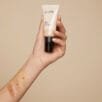 BABOR dekoratyvinė kosmetika_Drėkinanti pudra Tinted Hydra Moisturizer 01 Ivory ant rankos