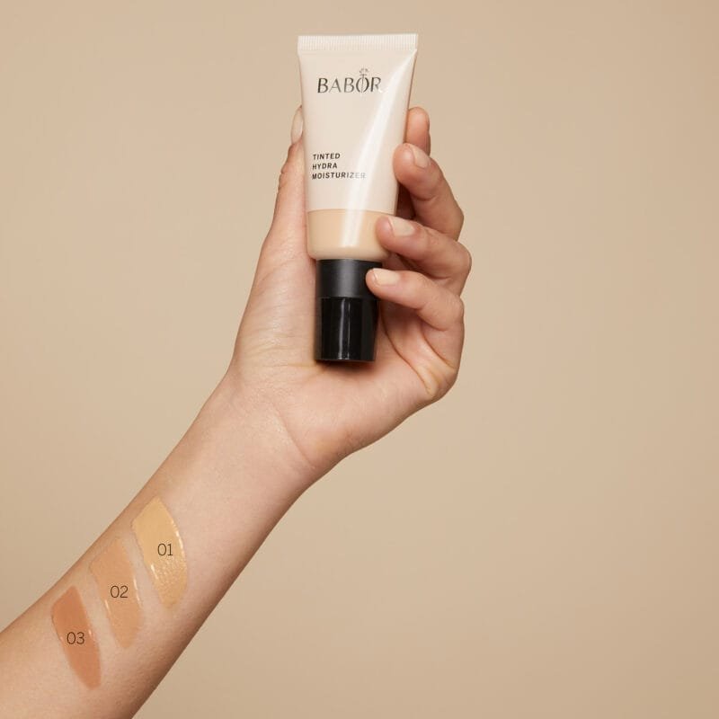 BABOR dekoratyvinė kosmetika_Drėkinanti pudra Tinted Hydra Moisturizer 01 Ivory ant rankos